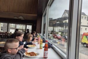 Gemeinsam für eine saubere Stadt: Nachwuchsfeuerwehr putzt sich raus