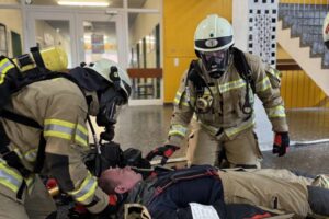 entkleiden eines verunfallten Atemschutzgeräteträger