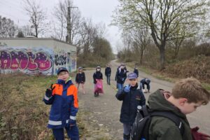 Gemeinsam für eine saubere Stadt: Nachwuchsfeuerwehr putzt sich raus