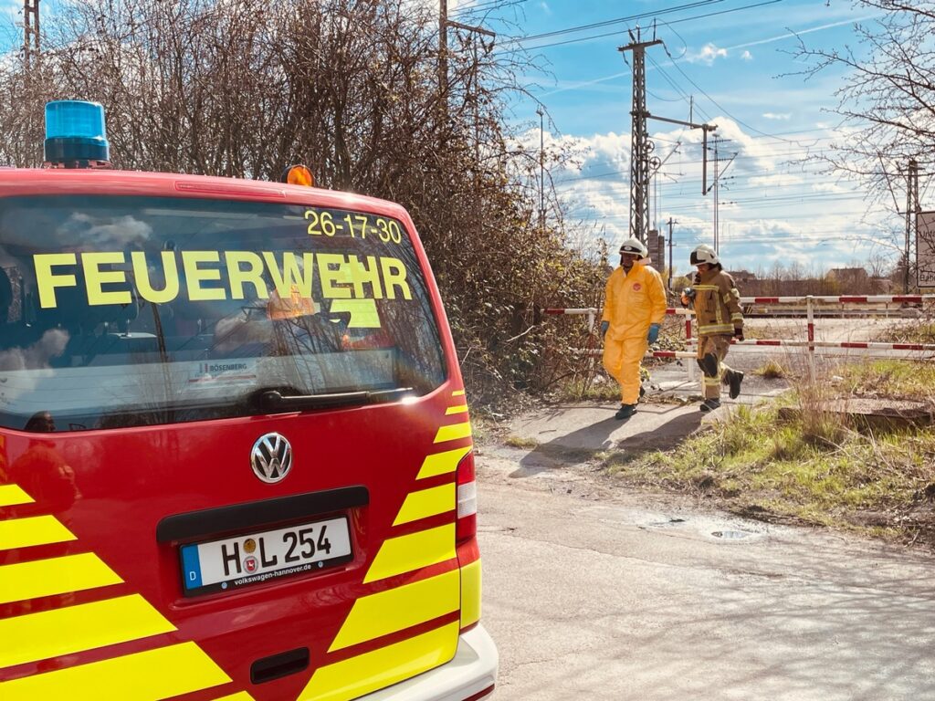 Kerosin tropft aus Kesselwagen 3 Feuerwehr Lehrte - 20260404 abc2 Lehrte Kerosin 1