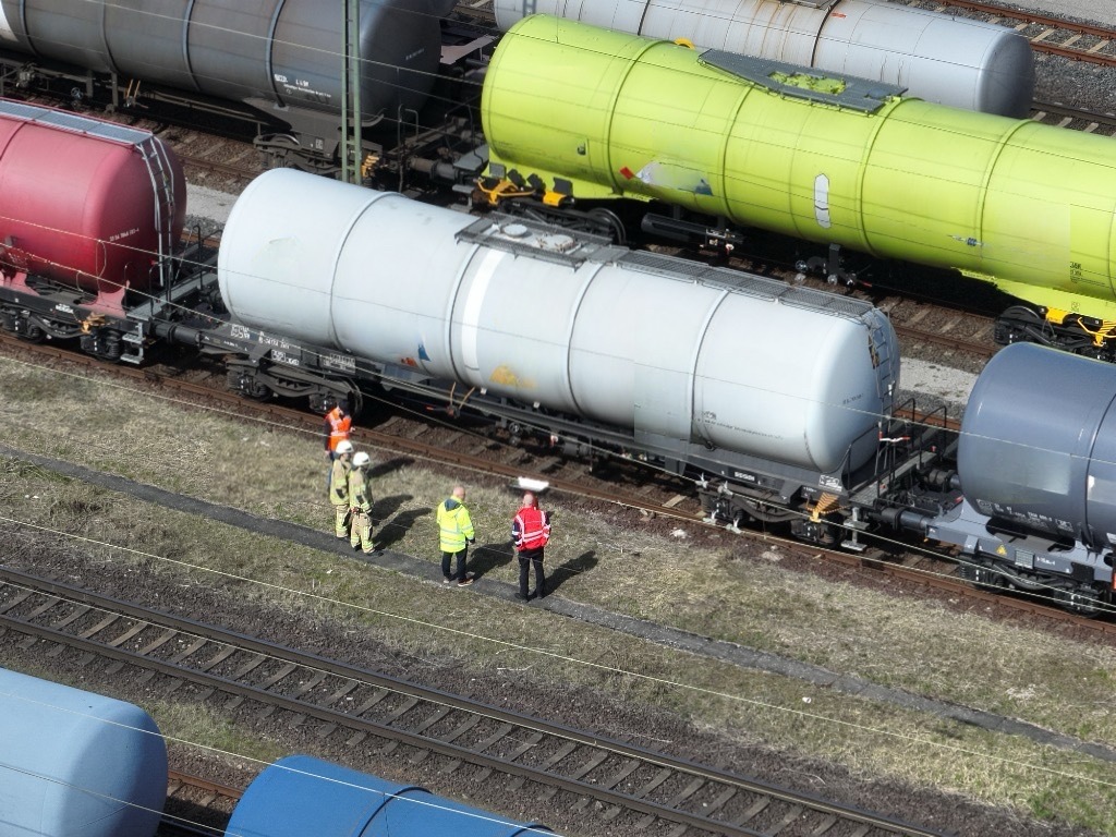 Kerosin tropft aus Kesselwagen 4 Feuerwehr Lehrte - 20260404 abc2 Lehrte Kerosin 2