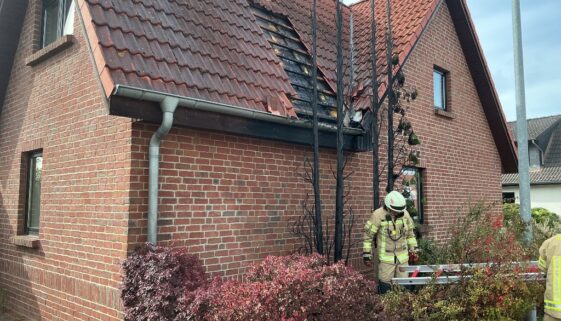 20260427_b2_Lehrte_Dachstuhlbrand