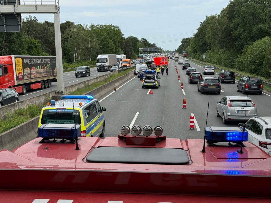Verkehrsunfall mit mehreren Verletzten 3 Feuerwehr Lehrte - 20260529 hm1 bab2 verkehrsunfall 1