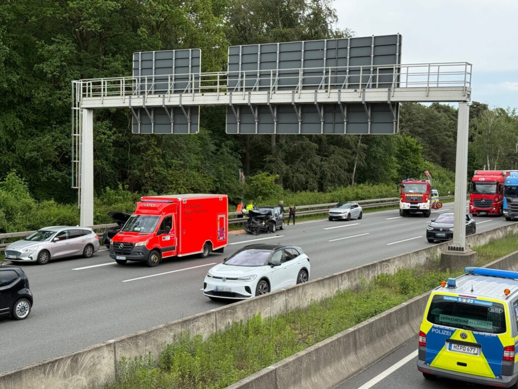 Verkehrsunfall mit mehreren Verletzten 4 Feuerwehr Lehrte - 20260529 hm1 bab2 verkehrsunfall 2