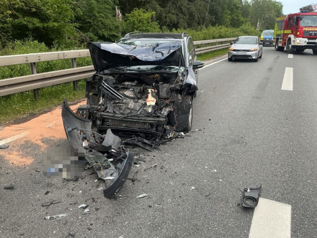 Verkehrsunfall mit mehreren Verletzten 5 Feuerwehr Lehrte - 20260529 hm1 bab2 verkehrsunfall 3