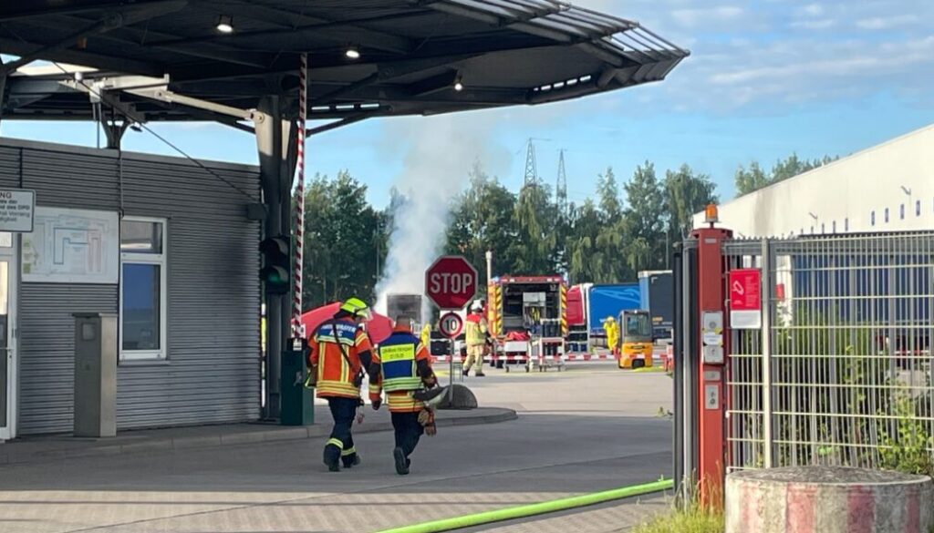 Blick auf die Einsatzstelle mit der qualmenden Wechselbrücke