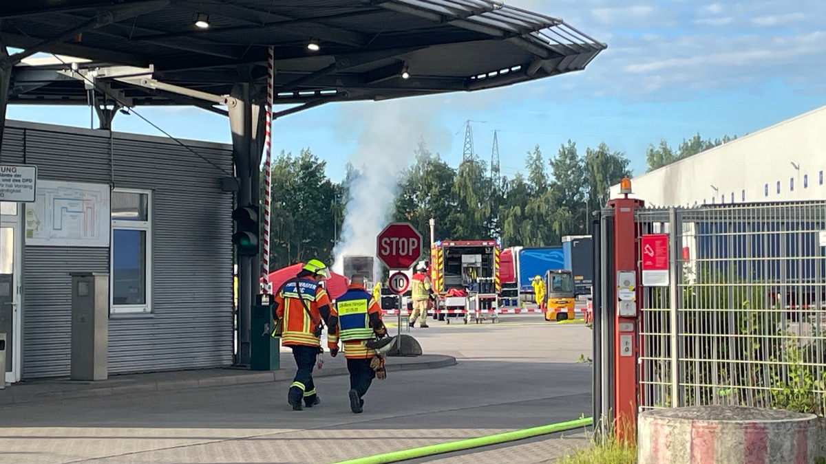 Blick auf die Einsatzstelle mit der qualmenden Wechselbrücke