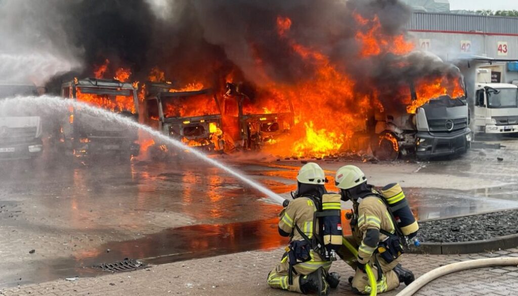 Löscheinsatz bei den brennenden LKW