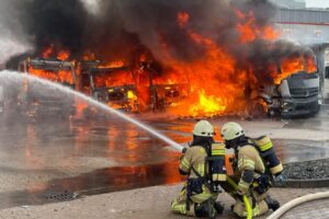 Löscheinsatz bei den brennenden LKW Löscheinsatz bei den brennenden LKW