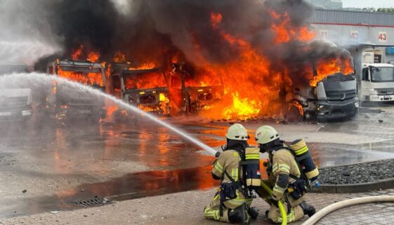 Löscheinsatz bei den brennenden LKW