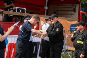 20260606_Wettkampf_Übergabe_Geschenk_aus_Polen