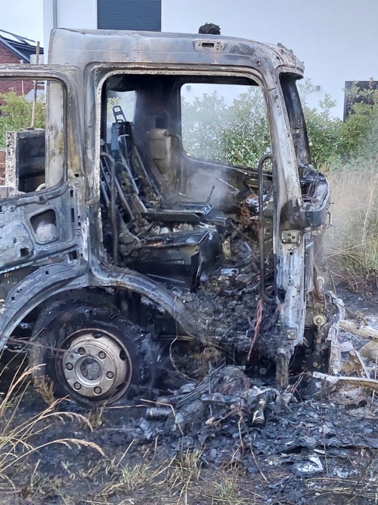 Brennender Pritschenwagen-LKW 6 Feuerwehr Lehrte - 20260709 bi1 lehrte lkw 3